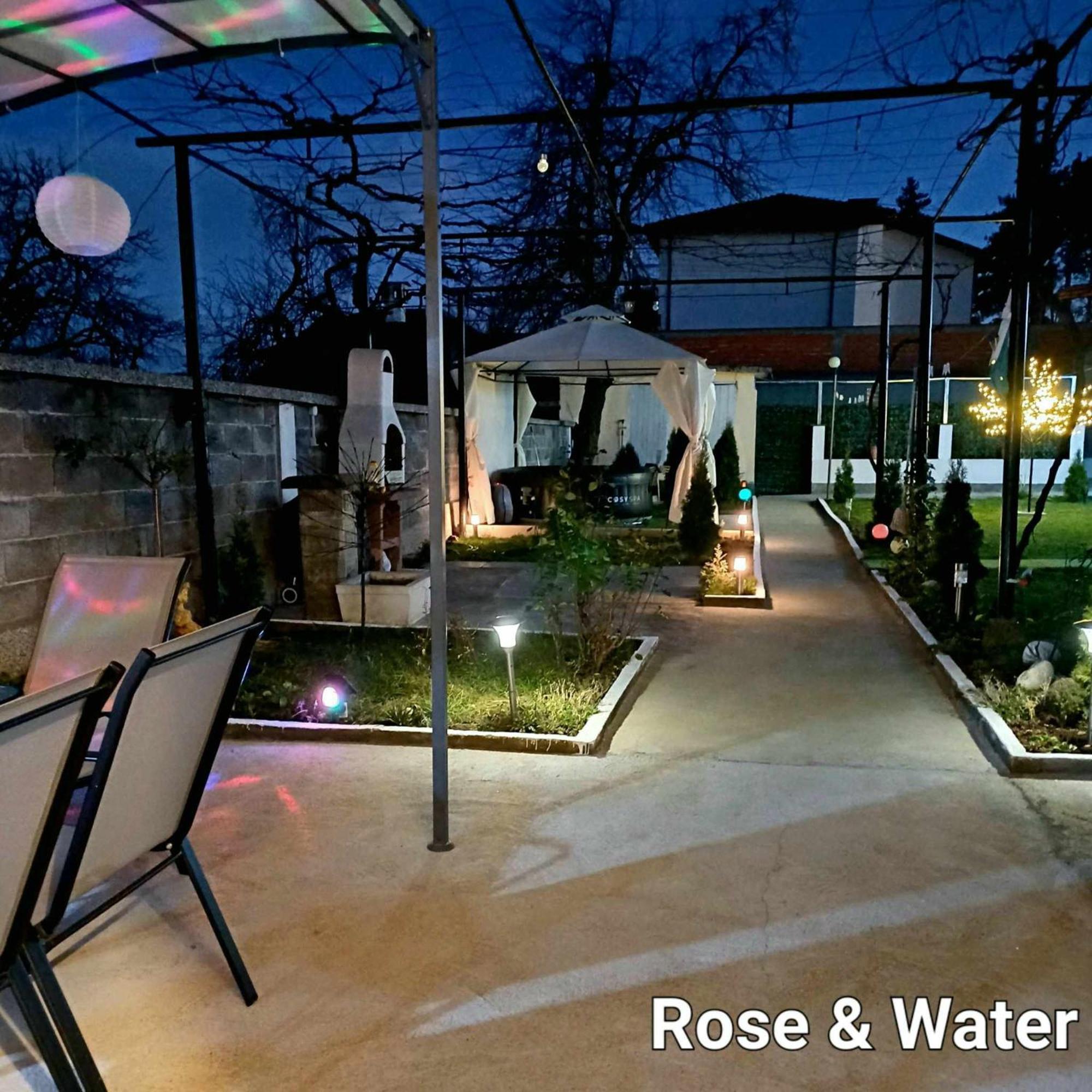 Rose & Water Guest House パヴェル・バニャ エクステリア 写真